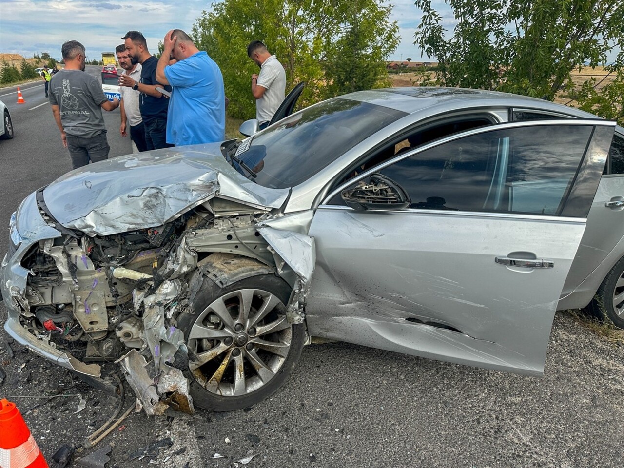 Uşak'ta iki otomobilin çarpıştığı kazada anne ve oğlu hayatını kaybetti, 2 kişi...