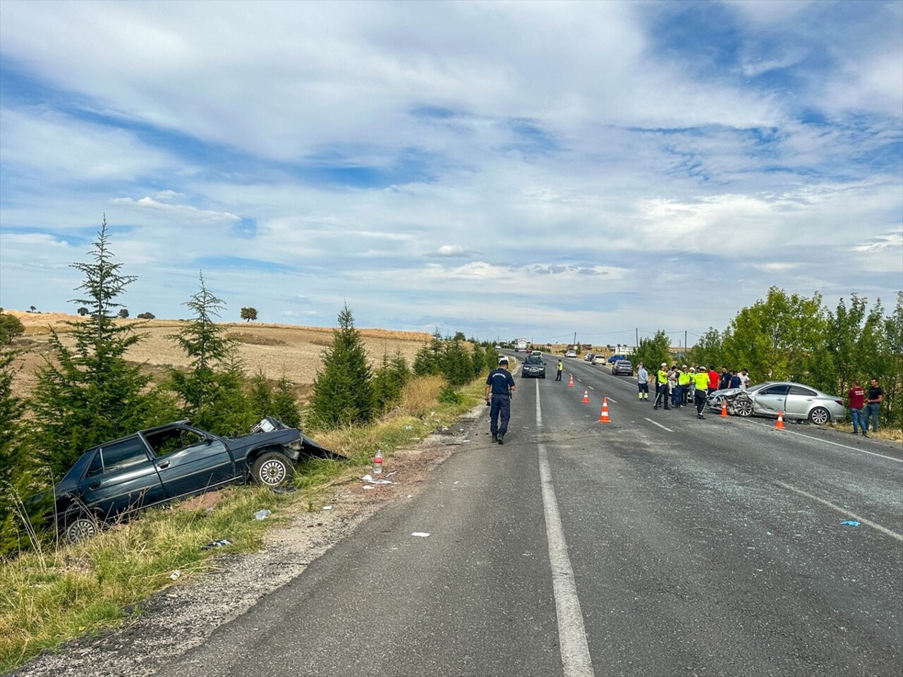 Uşak'ta iki otomobilin çarpıştığı kazada anne ve oğlu hayatını kaybetti, 2 kişi...