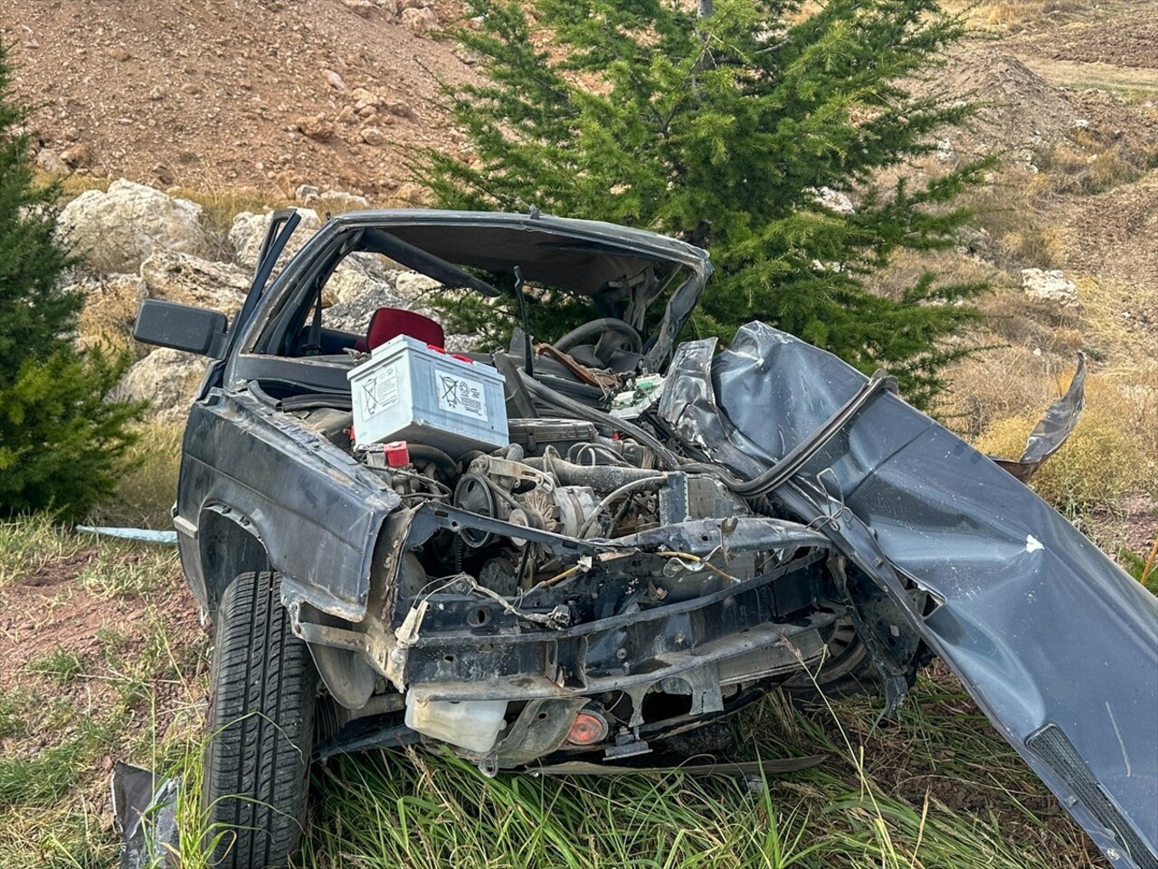 Uşak'ta iki otomobilin çarpıştığı kazada anne ve oğlu hayatını kaybetti, 2 kişi...