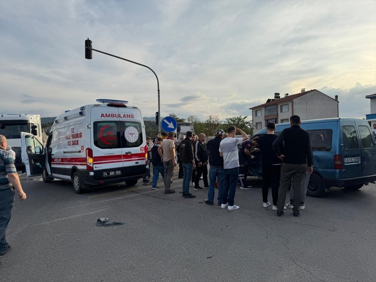 Bolu'nun Mengen ilçesinde ambulansla çarpışan hafif ticari aracın sürücüsü yaralandı.