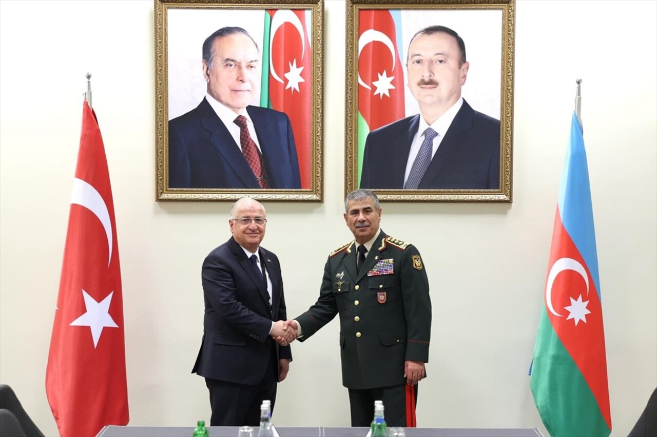 Milli Savunma Bakanı Yaşar Güler (solda), Azerbaycan Savunma Bakanı Orgeneral Zakir Hasanov...