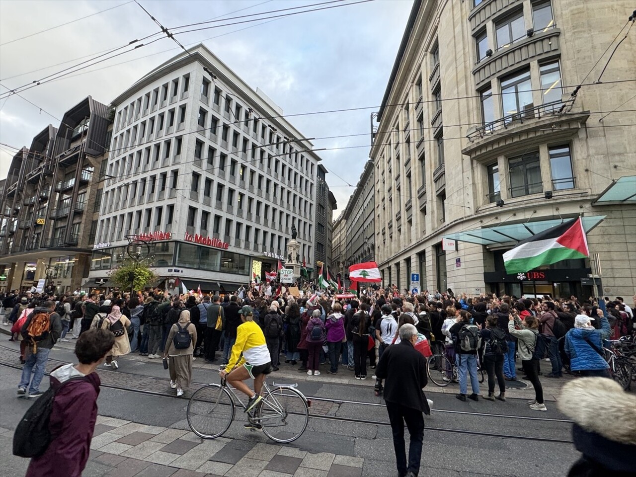 İsviçre'nin Cenevre kentinde, İsrail'in Gazze ve Lübnan'a yönelik sürdürdüğü saldırılar protesto...