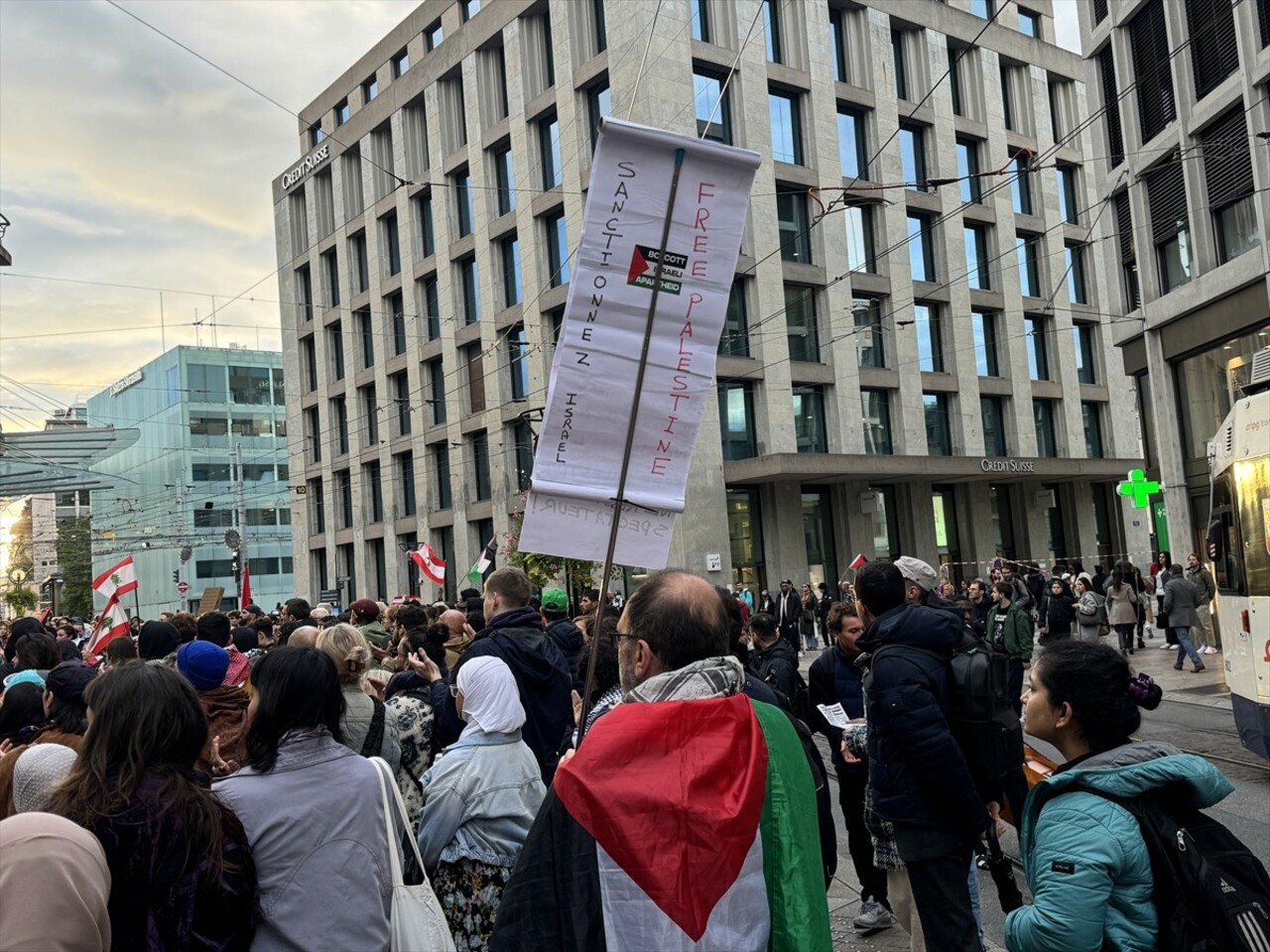 İsviçre'nin Cenevre kentinde, İsrail'in Gazze ve Lübnan'a yönelik sürdürdüğü saldırılar protesto...