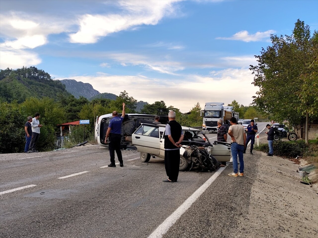 Adana'nın Kozan ilçesinde iki otomobilin çarpışması sonucu 1'i bebek 4 kişi yaralandı. Kaza yerine...