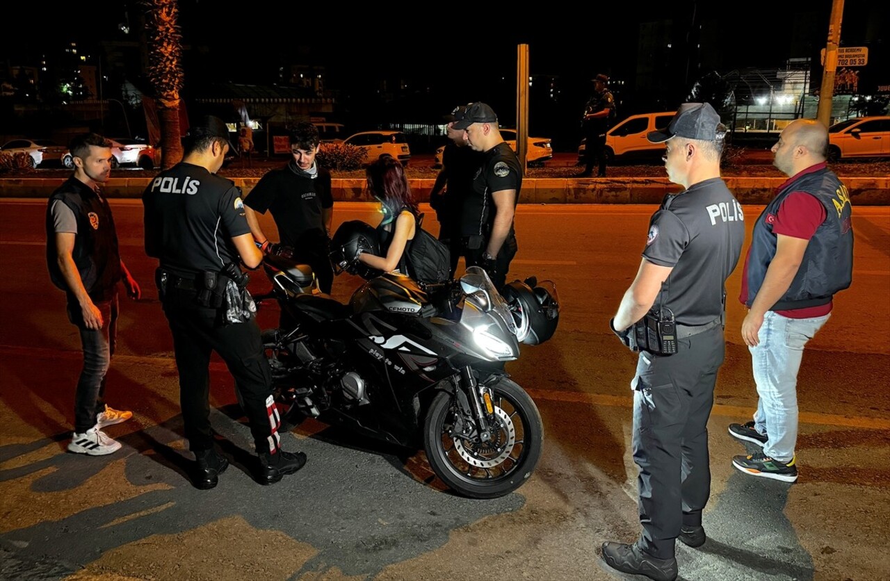 Mersin'de polis ekiplerince motosiklet sürücülerine yönelik "şok uygulaması" yapıldı. Yenişehir...