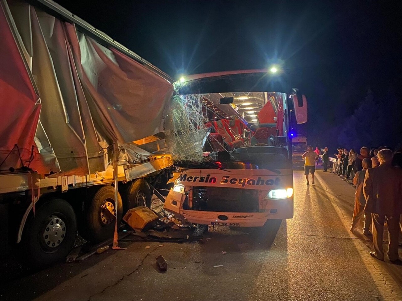 Adana'nın Pozantı ilçesinde yolcu otobüsünün tıra çarpması sonucu 3 kişi yaralandı. Kaza yerine...