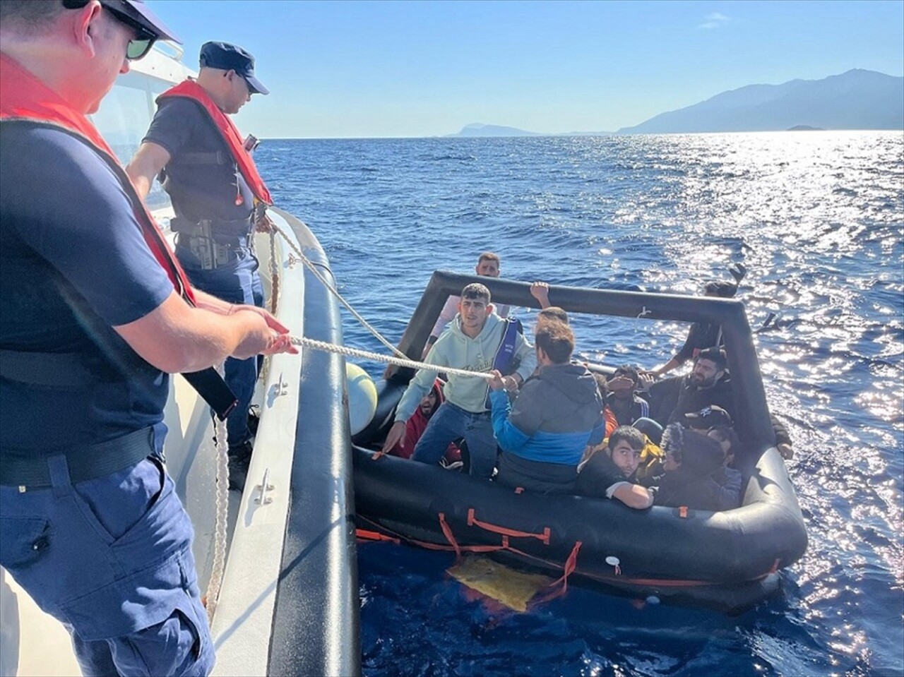 Muğla'nın Datça ilçesi açıklarında aralarında çocukların da bulunduğu 16 düzensiz göçmen...