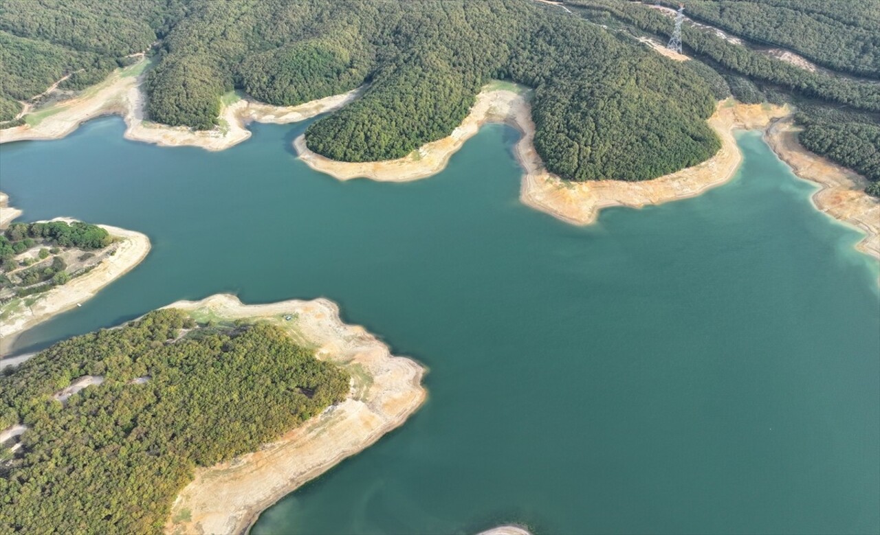 İstanbul'a su sağlayan barajlardaki ortalama doluluk oranı yüzde 40'ın altına indi. İstanbul Su ve...