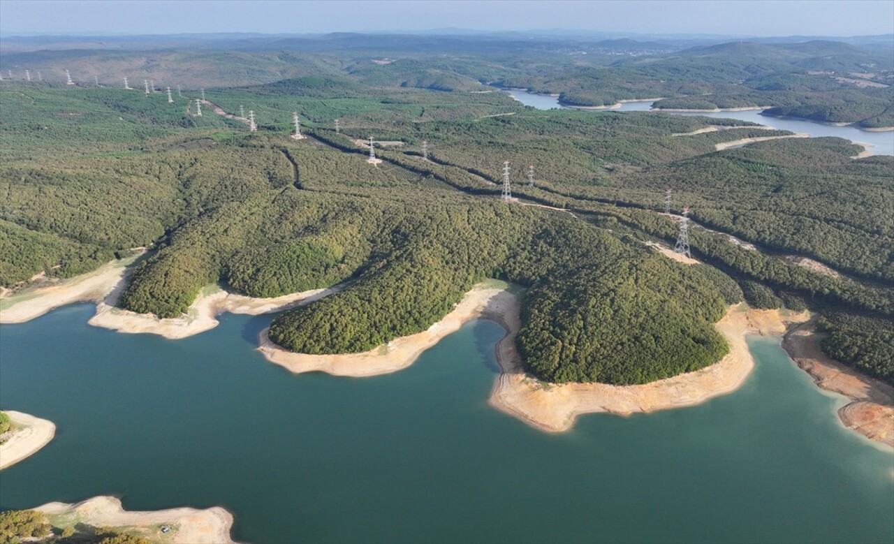 İstanbul'a su sağlayan barajlardaki ortalama doluluk oranı yüzde 40'ın altına indi. İstanbul Su ve...