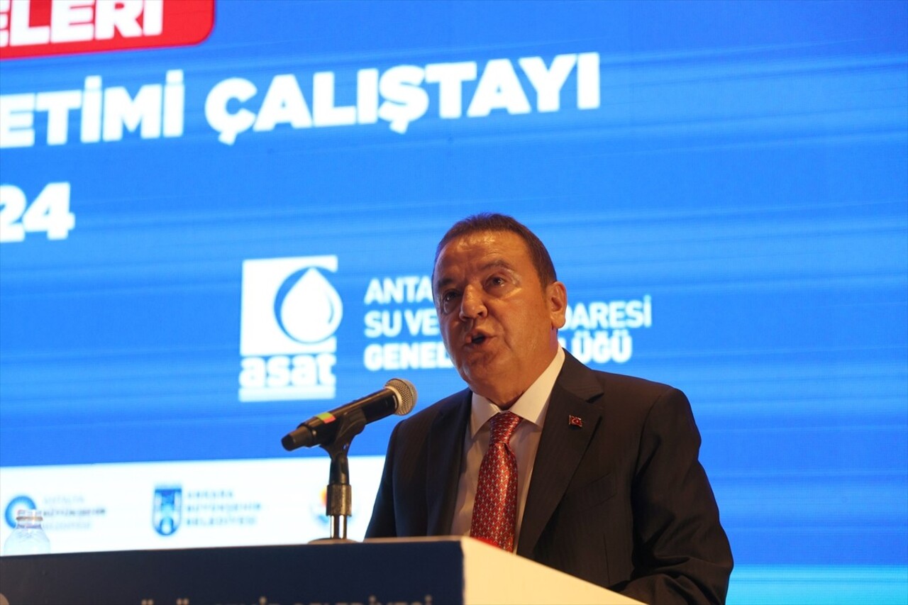 Antalya Büyükşehir Belediyesi ev sahipliğinde 14 büyükşehir belediyesinden yetkililerin...