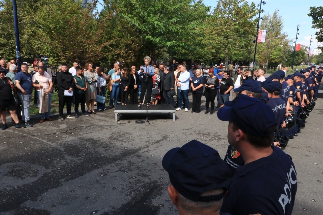 Arnavutluk'un başkenti Tiran'da belediyedeki yolsuzluk iddialarına yönelik protestolar sürerken...