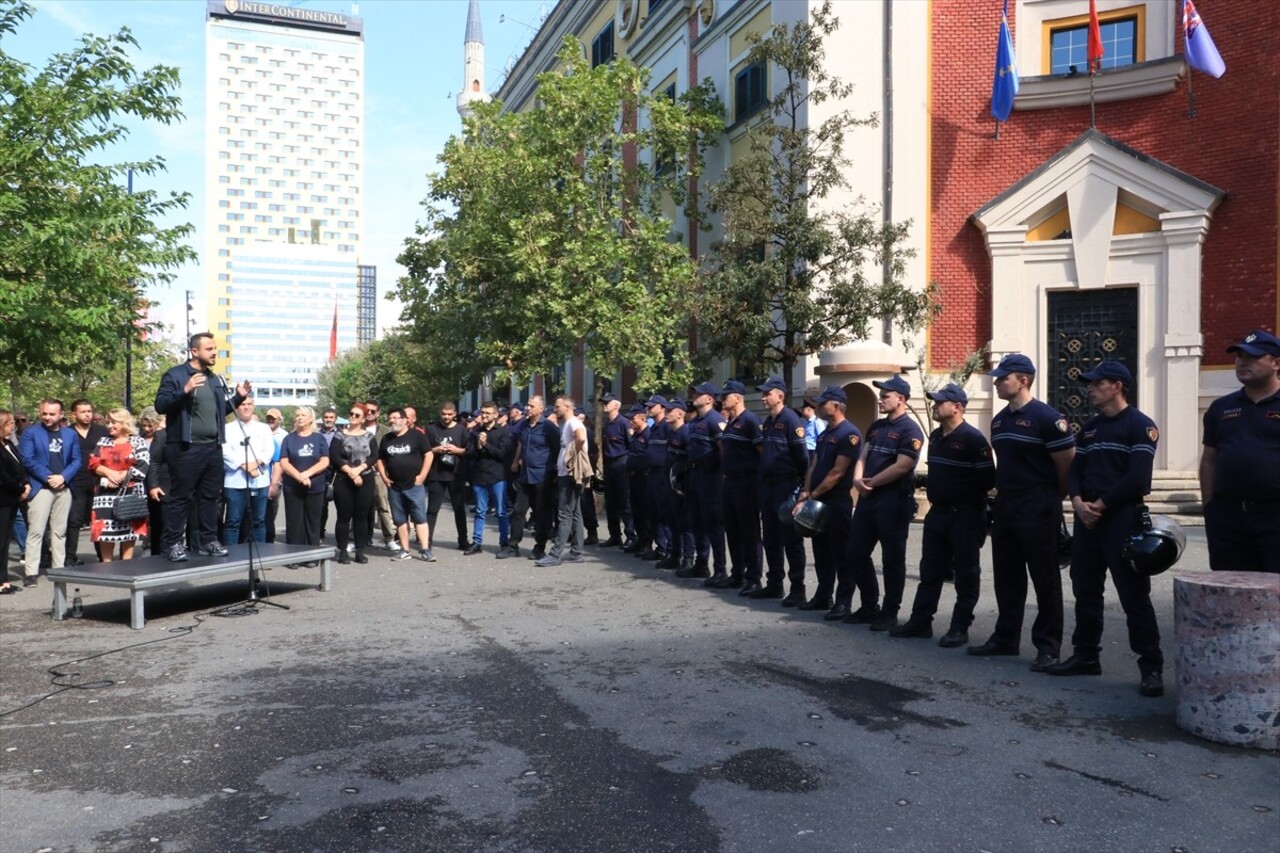 Arnavutluk'un başkenti Tiran'da belediyedeki yolsuzluk iddialarına yönelik protestolar sürerken...