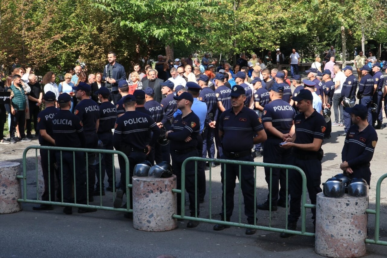 Arnavutluk'un başkenti Tiran'da belediyedeki yolsuzluk iddialarına yönelik protestolar sürerken...