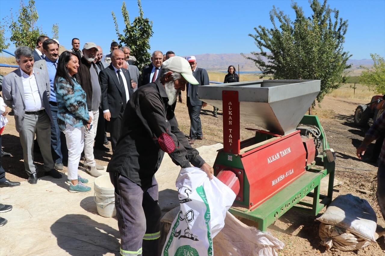 Elazığ'da yaklaşık 32 bin dekar alanda bulunan 472 bin ağaçta yetiştirilen bademin hasadına...