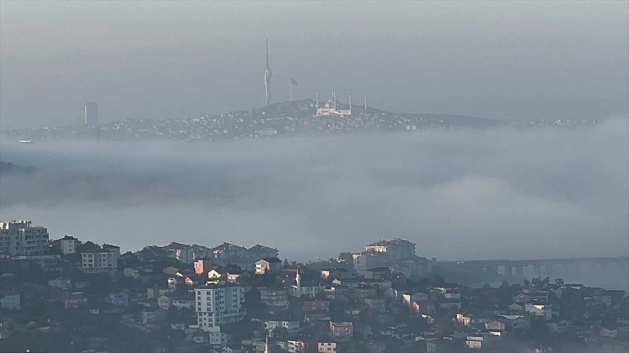 İstanbul'da Beykoz TEM Otoyolu Kavacık mevkisi ile Fatih Sultan Mehmet Köprüsü ve çevresinde sabah...