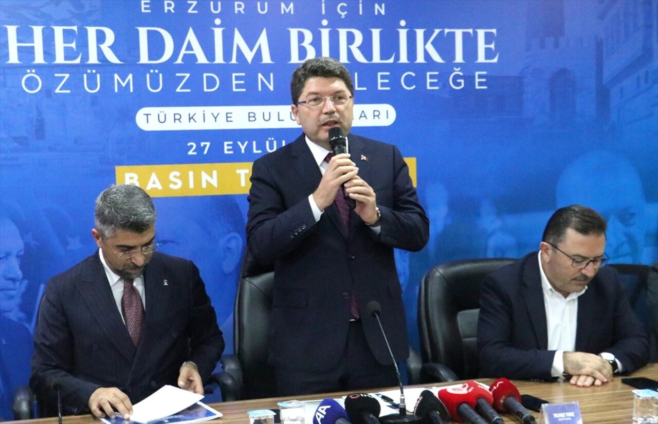 Adalet Bakanı Yılmaz Tunç, "Türkiye Buluşmaları" kapsamında geldiği Erzurum'da Valiliği ziyaret...