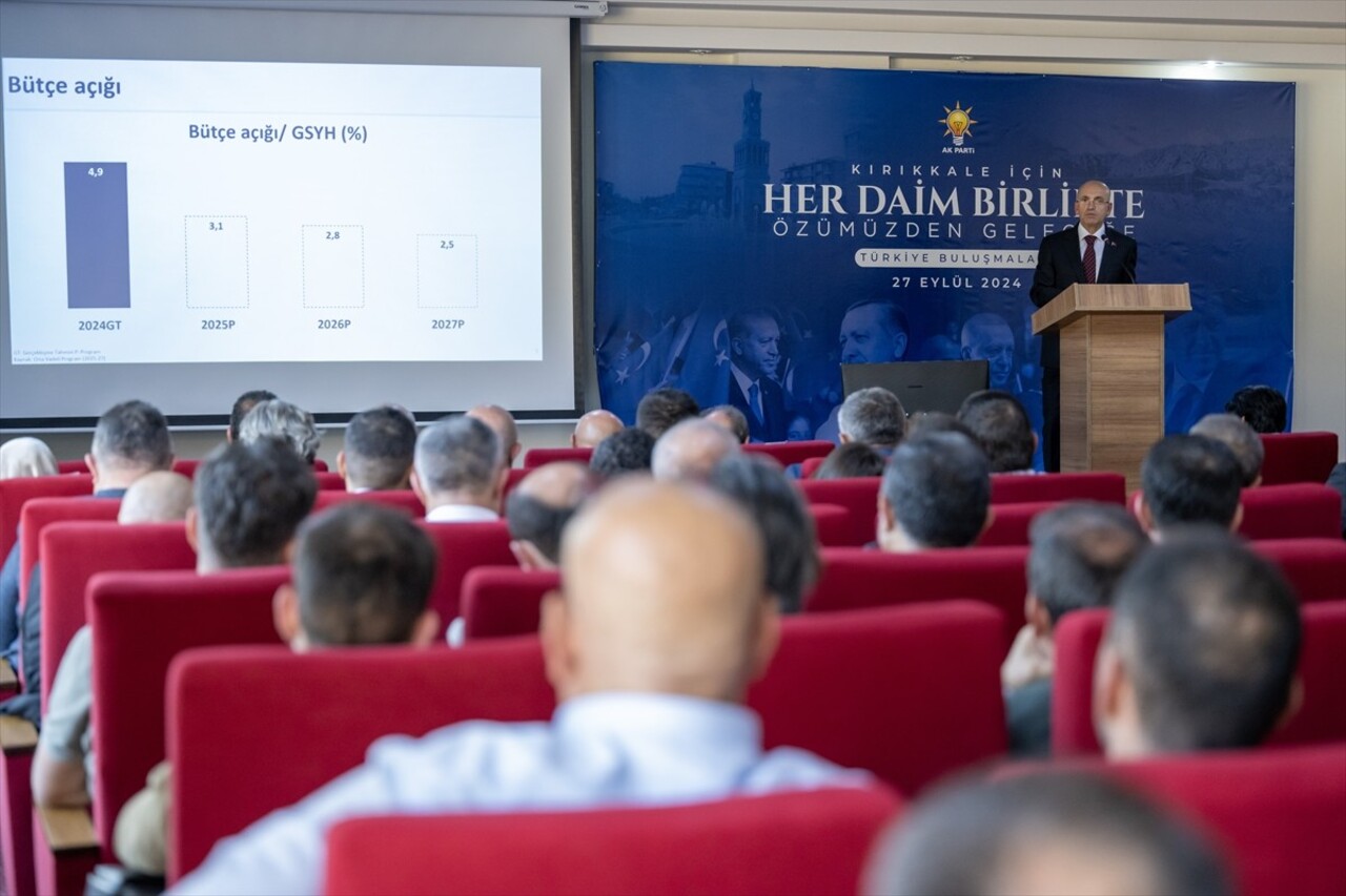 Hazine ve Maliye Bakanı Mehmet Şimşek (ortada), Kırıkkale Organize Sanayi Bölgesi'nde iş dünyası...