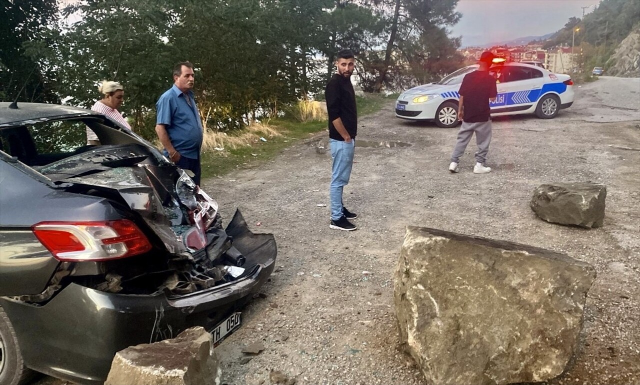 Sinop'un Ayancık ilçesinde yamaçtan kopan kaya parçası, park halindeki otomobilin üzerine düşerek...