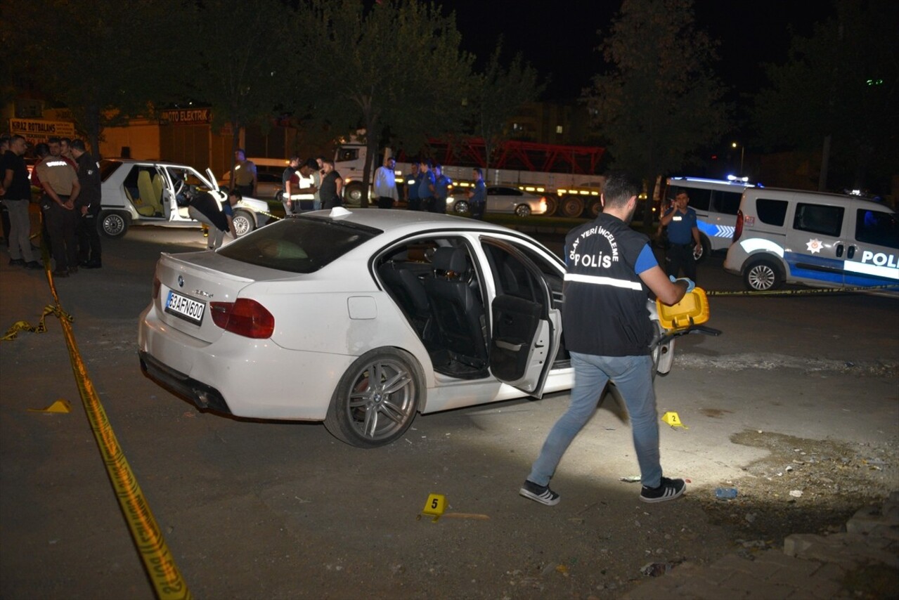 Şanlıurfa'nın Siverek ilçesinde tüfek saçması isabet eden otomobilin camlarının kırılması sonucu...