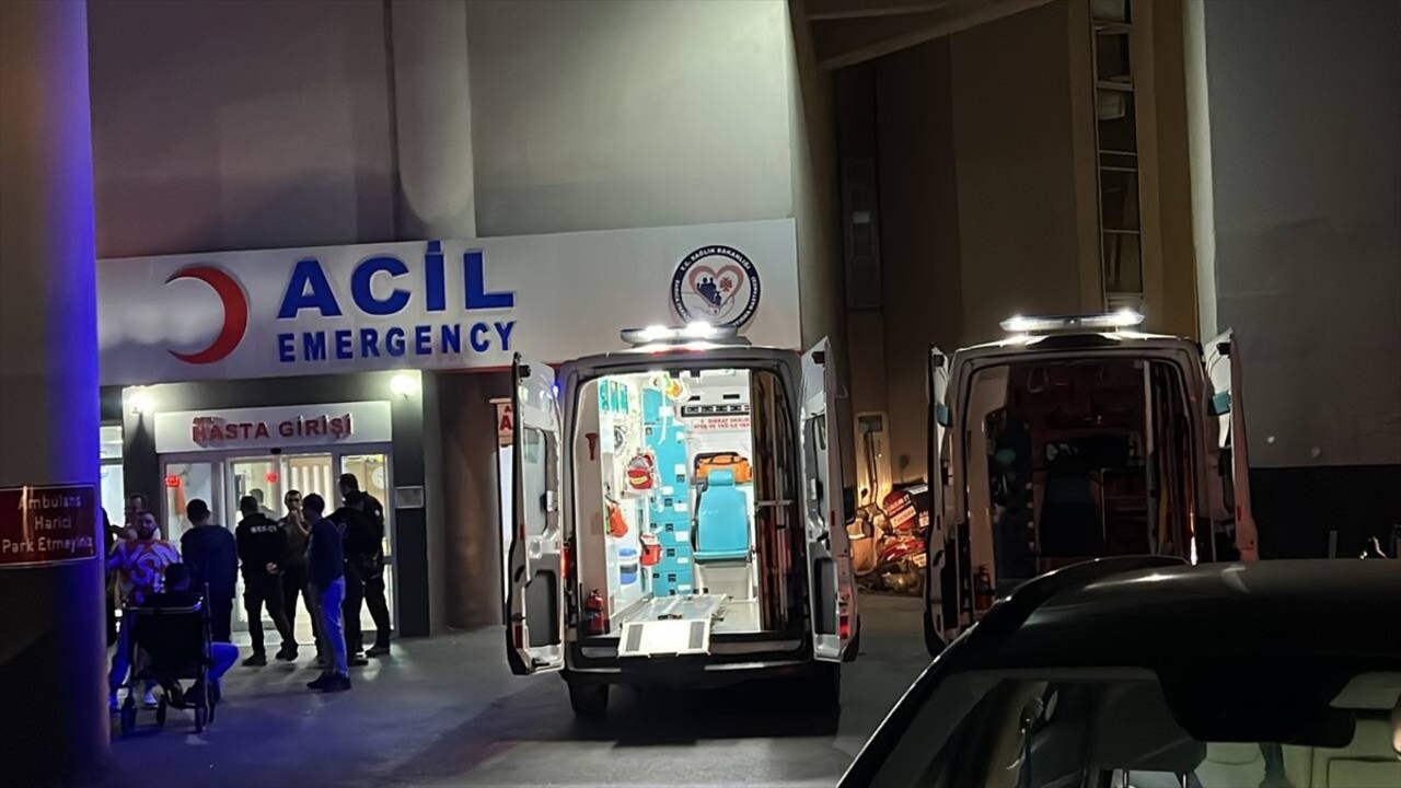 Kocaeli'nin Darıca ilçesinde çıkan silahlı kavgada 2 kişi yaralandı. Yaralılar ambulansla Farabi...