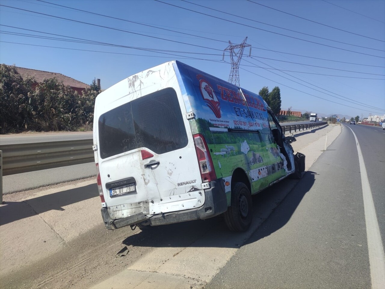 Afyonkarahisar'da kamyonet, tır ve otomobilin karıştığı trafik kazasında 1 kişi hayatını kaybetti...