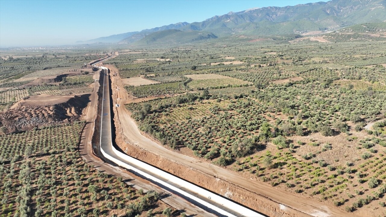 Tarım ve Orman Bakanı İbrahim Yumaklı (ortada), Hatay'ın Hassa ilçesinde Tahtaköprü Barajı...