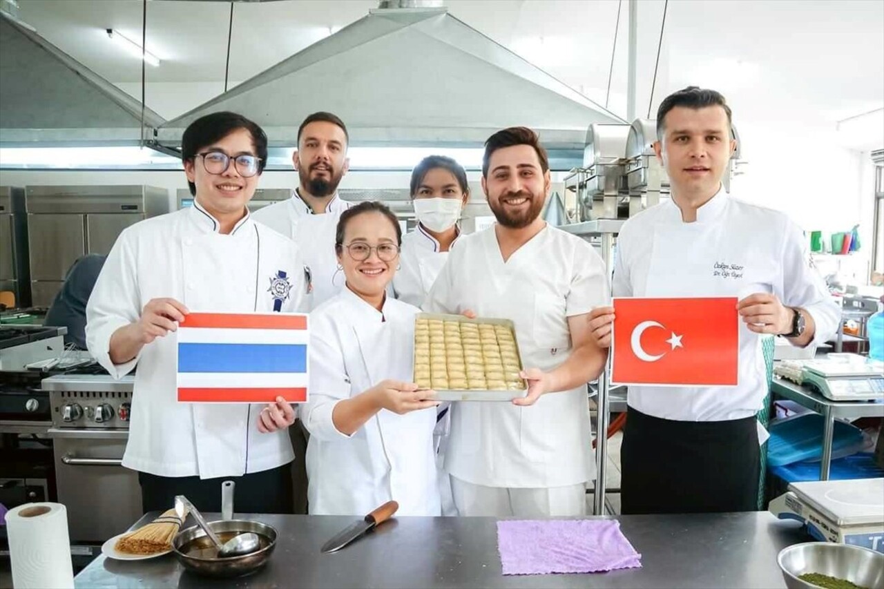 Karabük Üniversitesi (KBÜ) akademisyenleri, Tayland'daki üniversitede Türk mutfağının önemli...