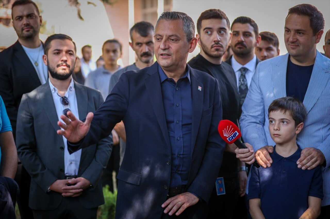 Tedavi gördüğü klinikte ölen kedi Şero, CHP Genel Merkezi'nin bahçesine gömüldü. Genel Başkan...