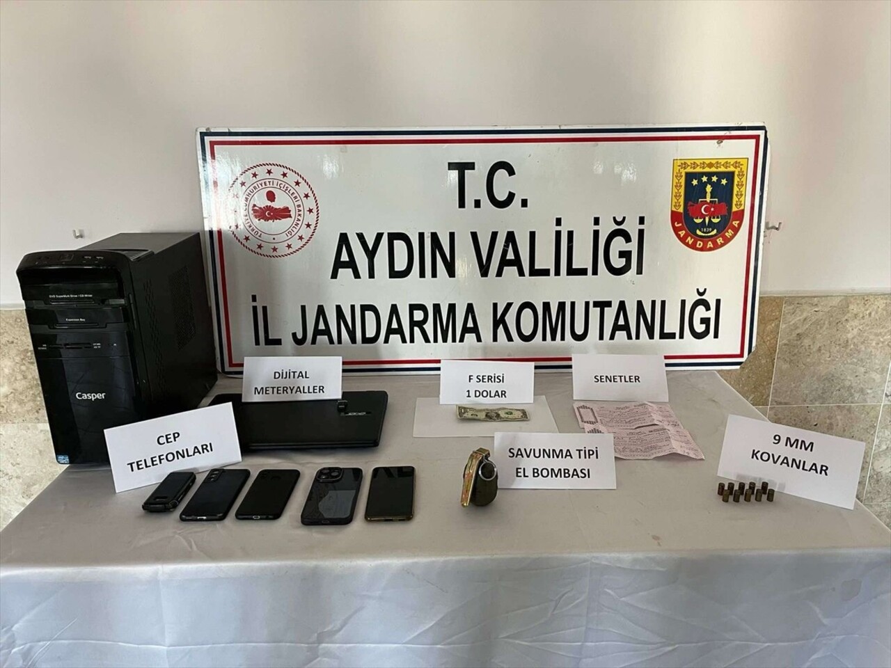 Aydın'ın Nazilli ilçesinde, otomobilinde savunma tipi el bombası ve F serisi 1 dolar bulunan bir...