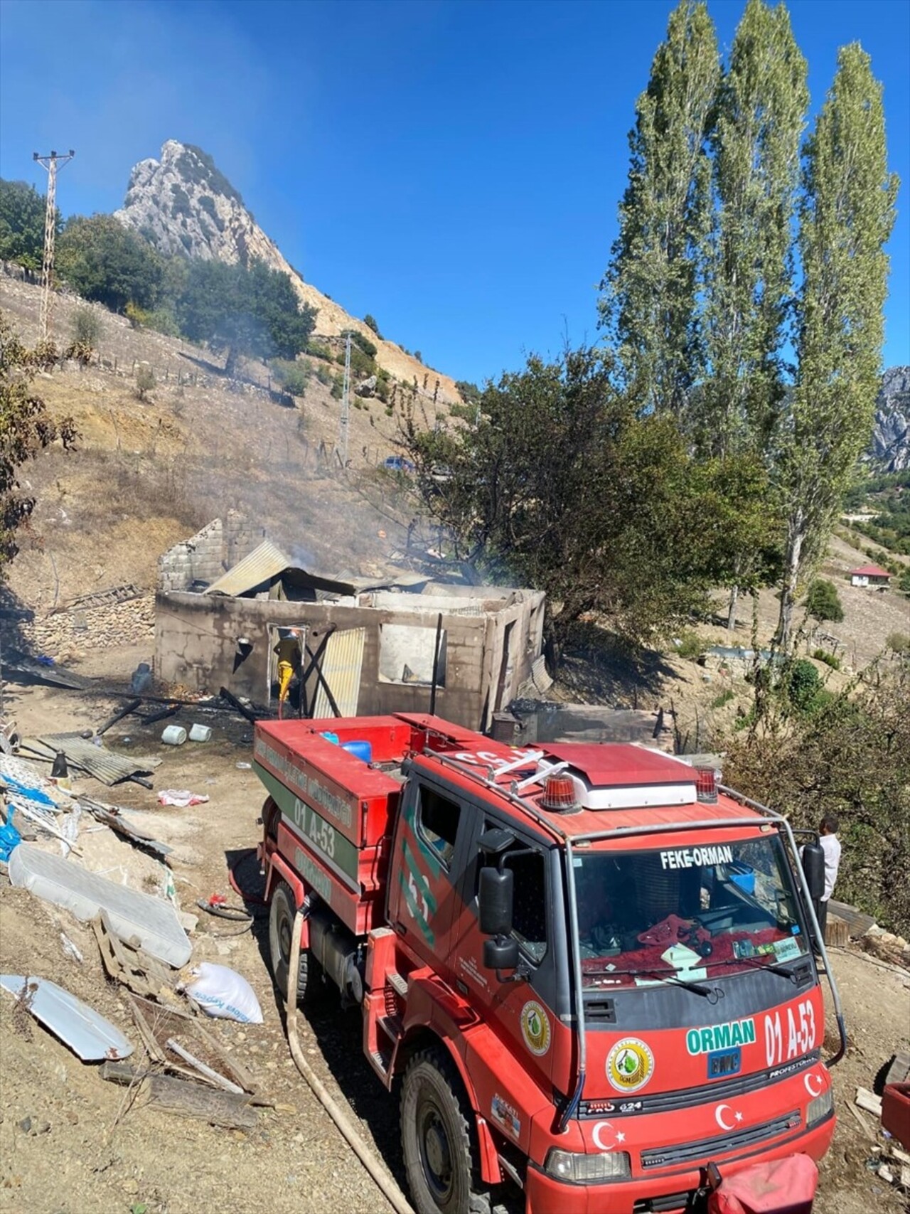 Adana'nın Feke ilçesinde müstakil evde çıkan yangın ormanlık alana yayılmadan söndürüldü. İhbar...