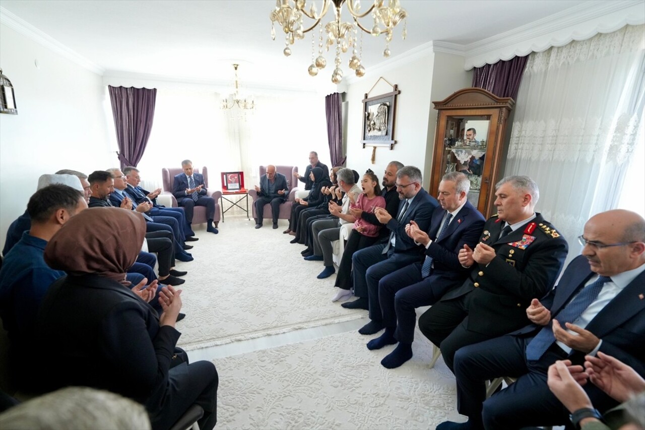  İçişleri Bakanı Ali Yerlikaya, İstanbul Ümraniye'de uğradığı silahlı saldırıda şehit olan 27...