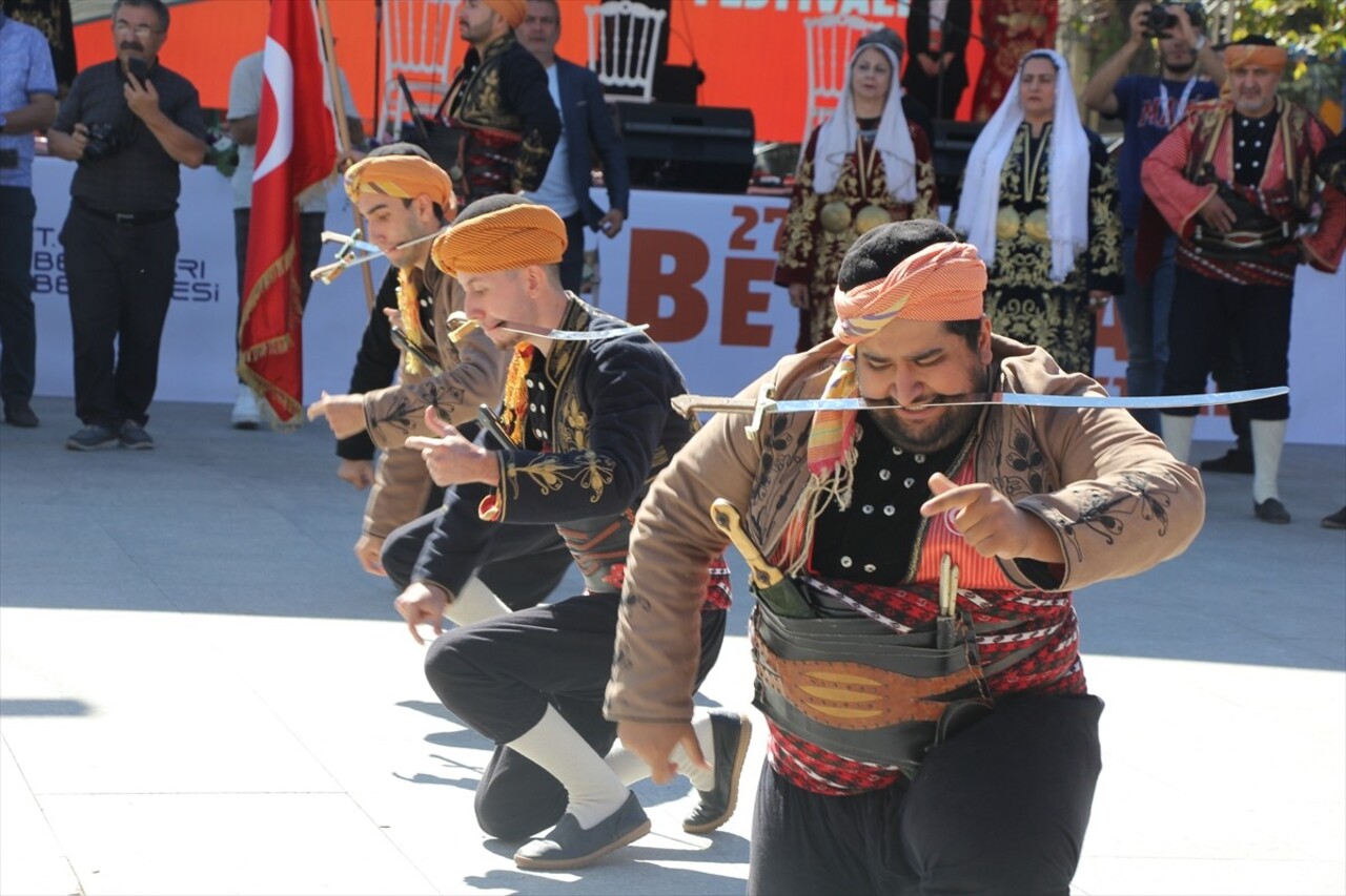 Bu yıl 27'ncisi düzenlenen Uluslararası Beypazarı Festivali başladı. Atatürk Parkı'nda festivalin...