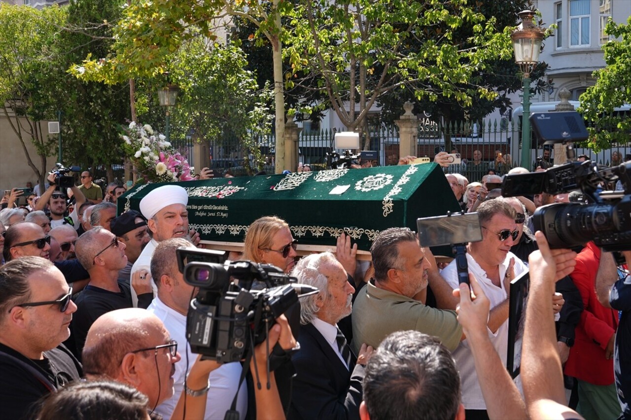 Kültür ve Turizm Bakanlığı himayesinde cenazesi İstanbul'a getirilen Türk sinemasının ünlü...