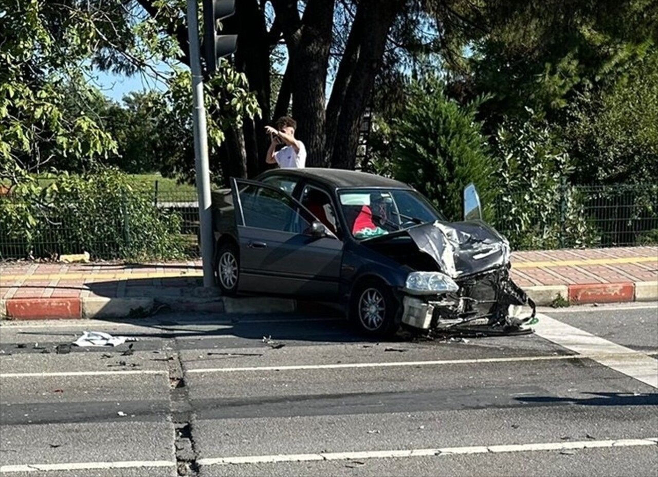  Samsun'un 19 Mayıs ilçesinde 3 aracın karıştığı kazada 5 kişi yaralandı.