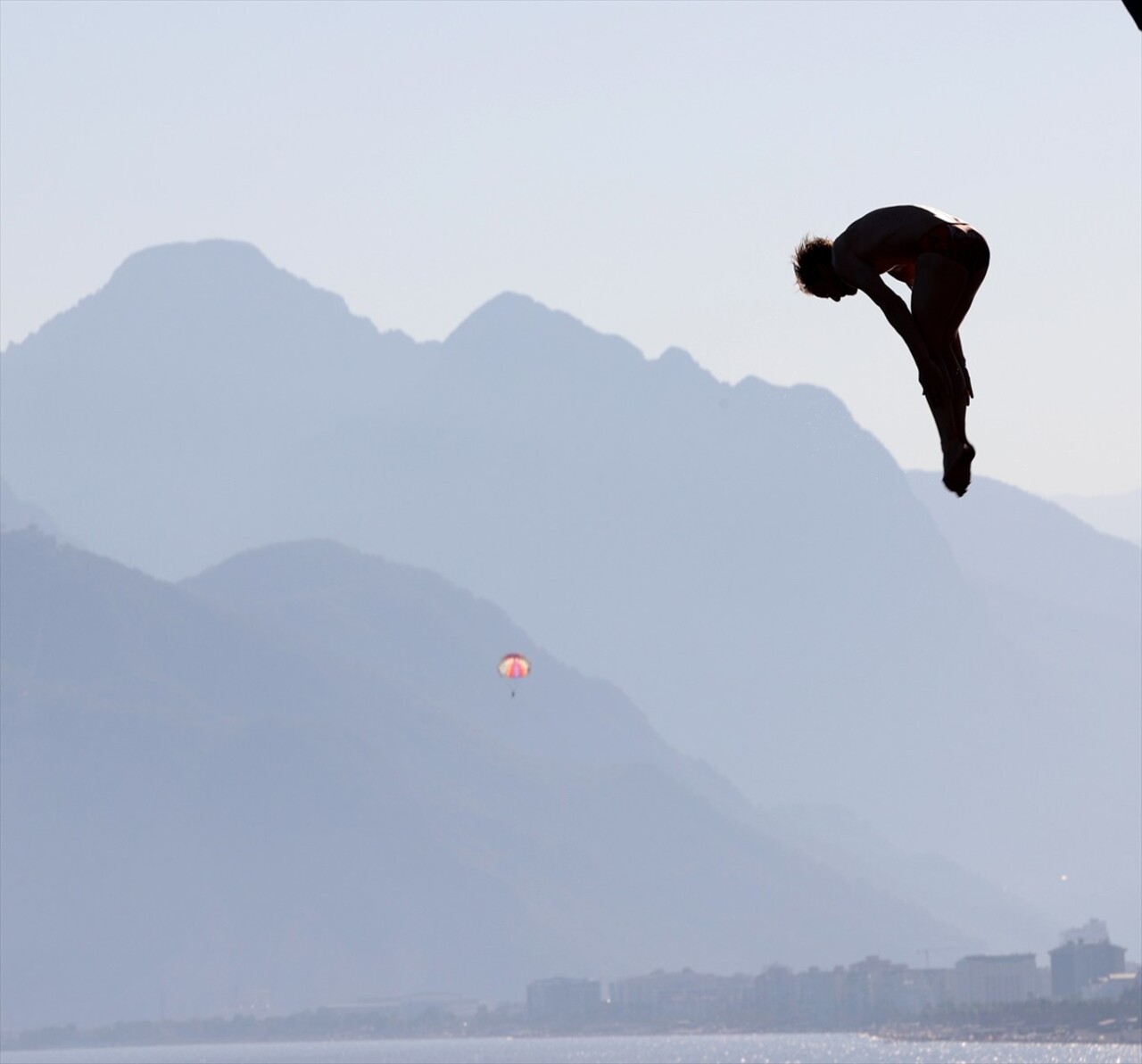 "Red Bull Cliff Diving Dünya Serisi"nin 7'nci etabı, Antalya'da eleme yarışları ile başladı....