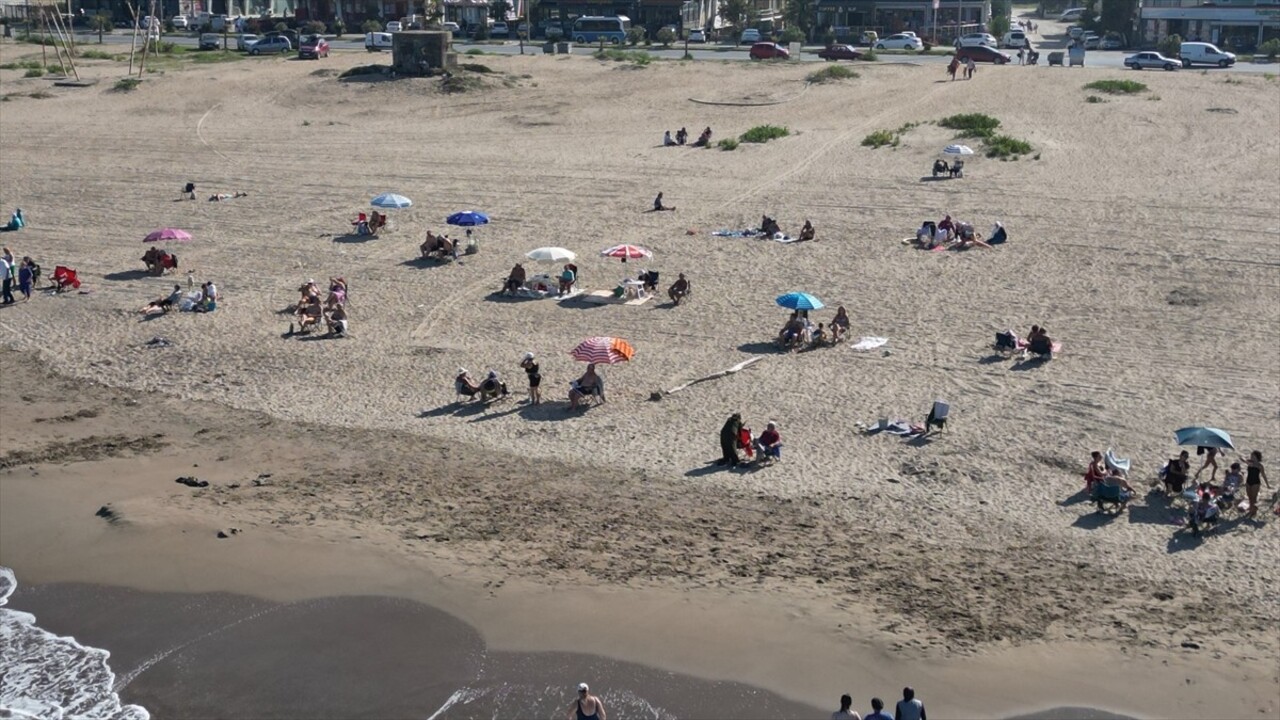 Sakarya'da güneşli havayı değerlendirmek isteyenler, Karadeniz'e kıyısı bulunan Karasu Sahili'ni...