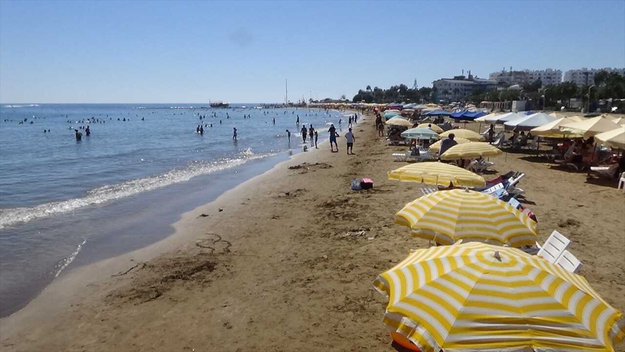 Mersin'in Erdemli ilçesinde yer alan Kızkalesi'nde turizm hareketliliği devam ediyor.