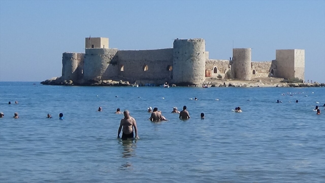 Mersin'in Erdemli ilçesinde yer alan Kızkalesi'nde turizm hareketliliği devam ediyor.