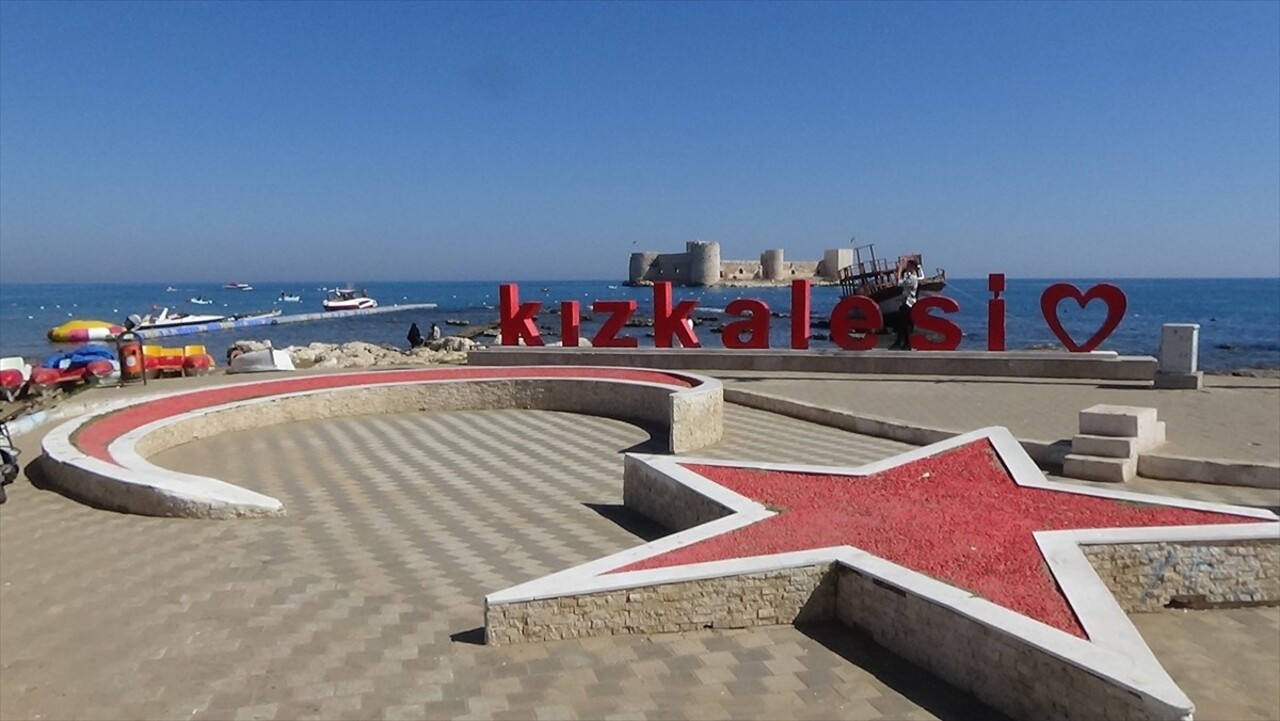 Mersin'in Erdemli ilçesinde yer alan Kızkalesi'nde turizm hareketliliği devam ediyor.