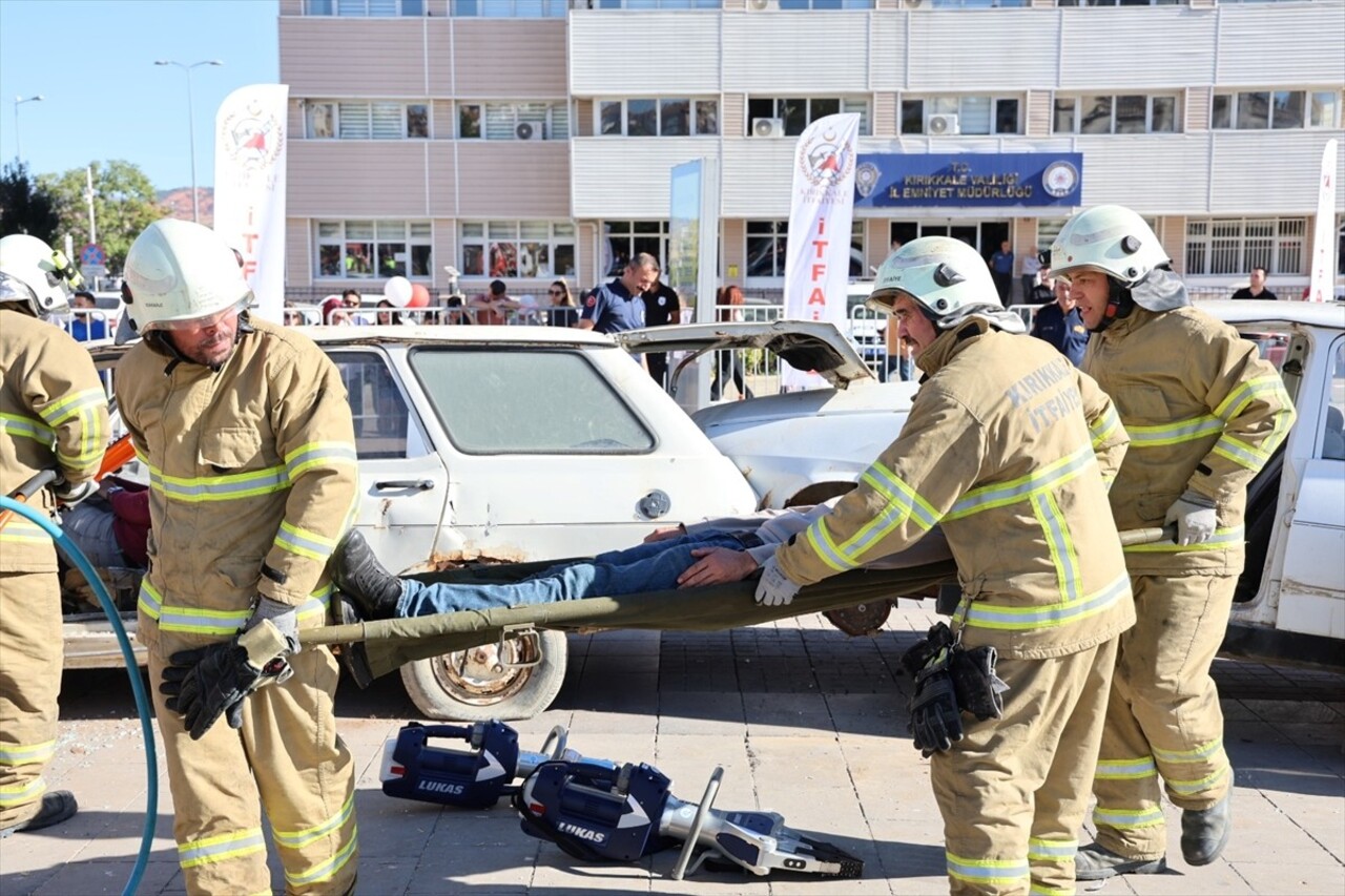 Kırıkkale'de itfaiye ekiplerince yapılan tatbikatta, ev ve araba yangınına müdahale edildi...