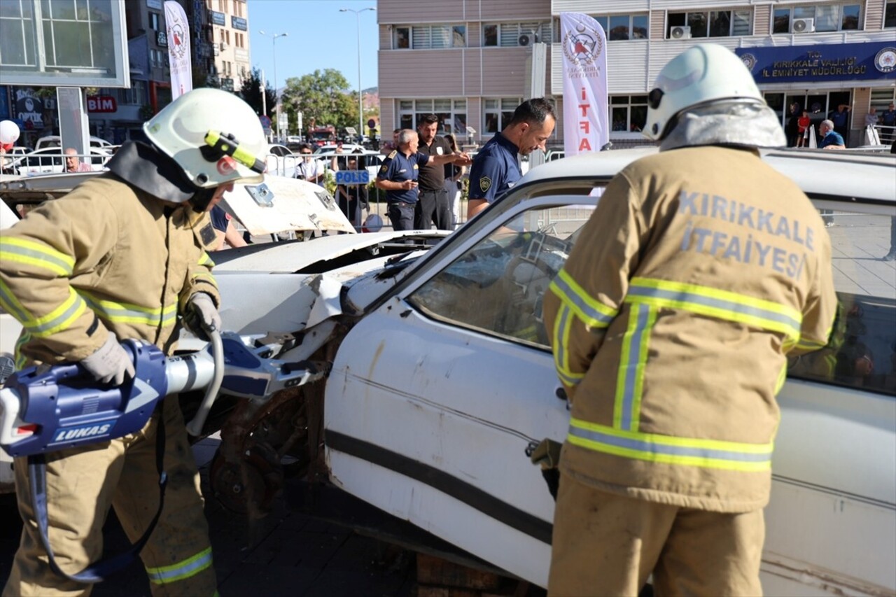 Kırıkkale'de itfaiye ekiplerince yapılan tatbikatta, ev ve araba yangınına müdahale edildi...