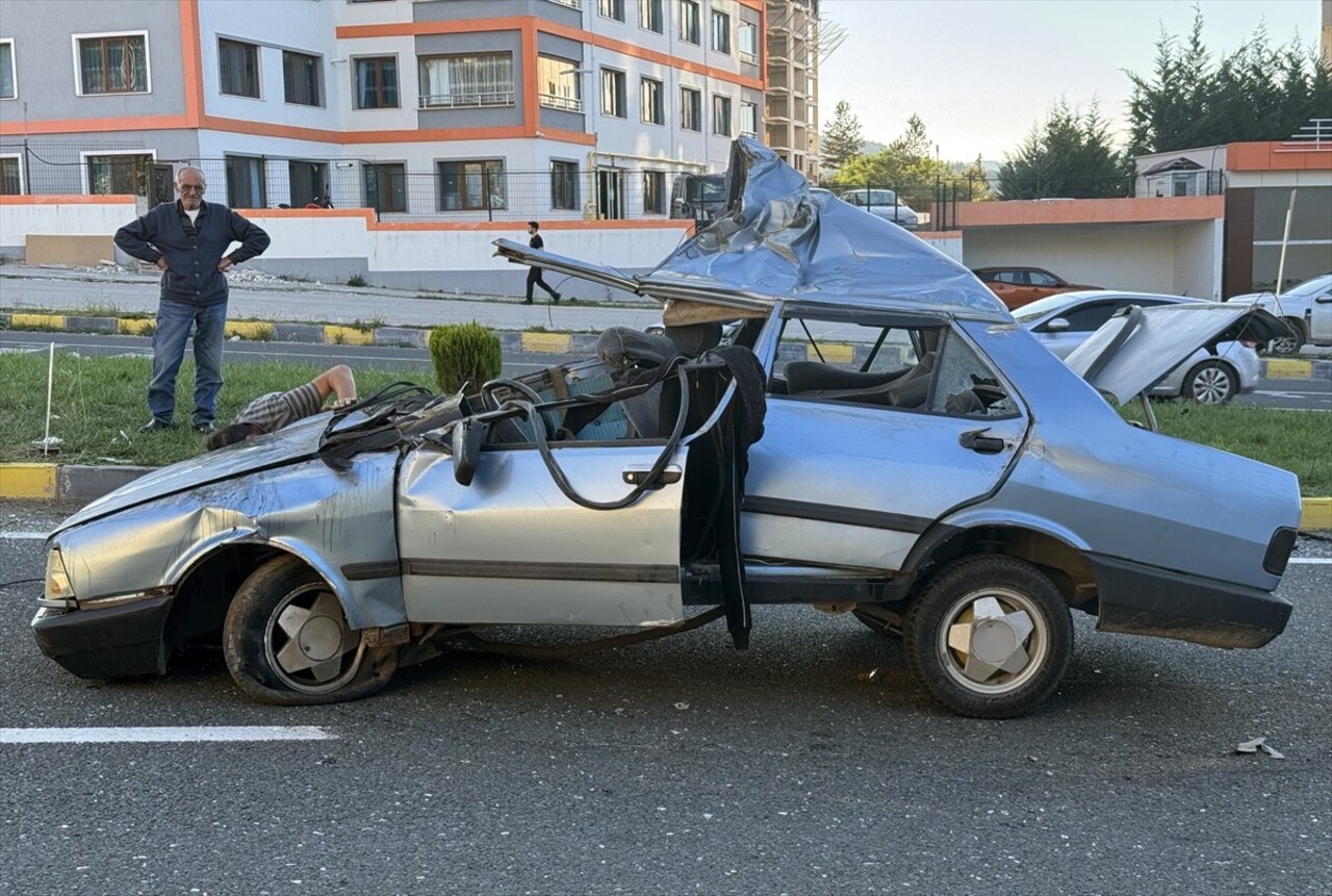 Kastamonu'da iki otomobilin çarpışması sonucu 3 kişi yaralandı.