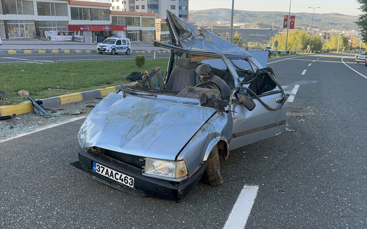 Kastamonu'da iki otomobilin çarpışması sonucu 3 kişi yaralandı.