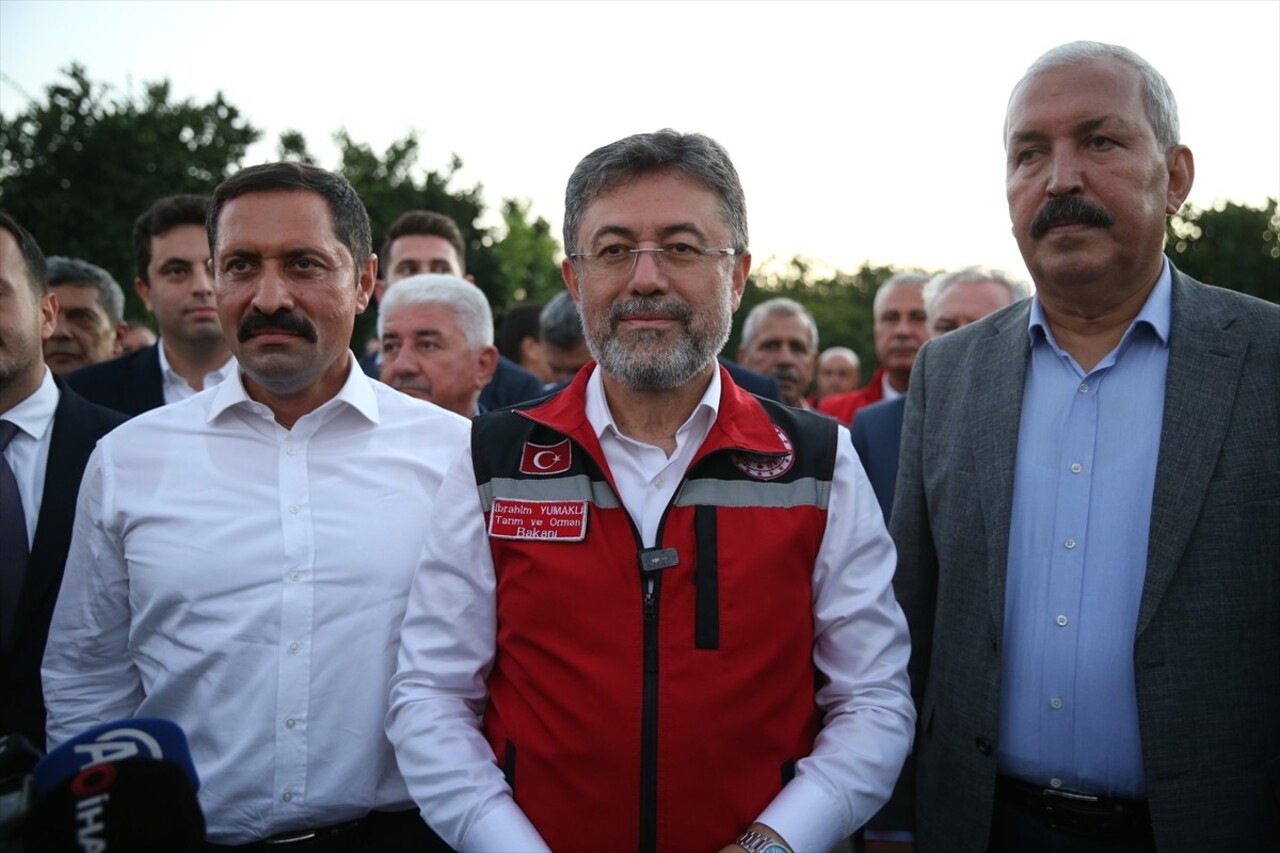 Tarım ve Orman Bakanı İbrahim Yumaklı, Hatay'ın Dörtyol ilçesinde Latif Çınar'a ait narenciye...