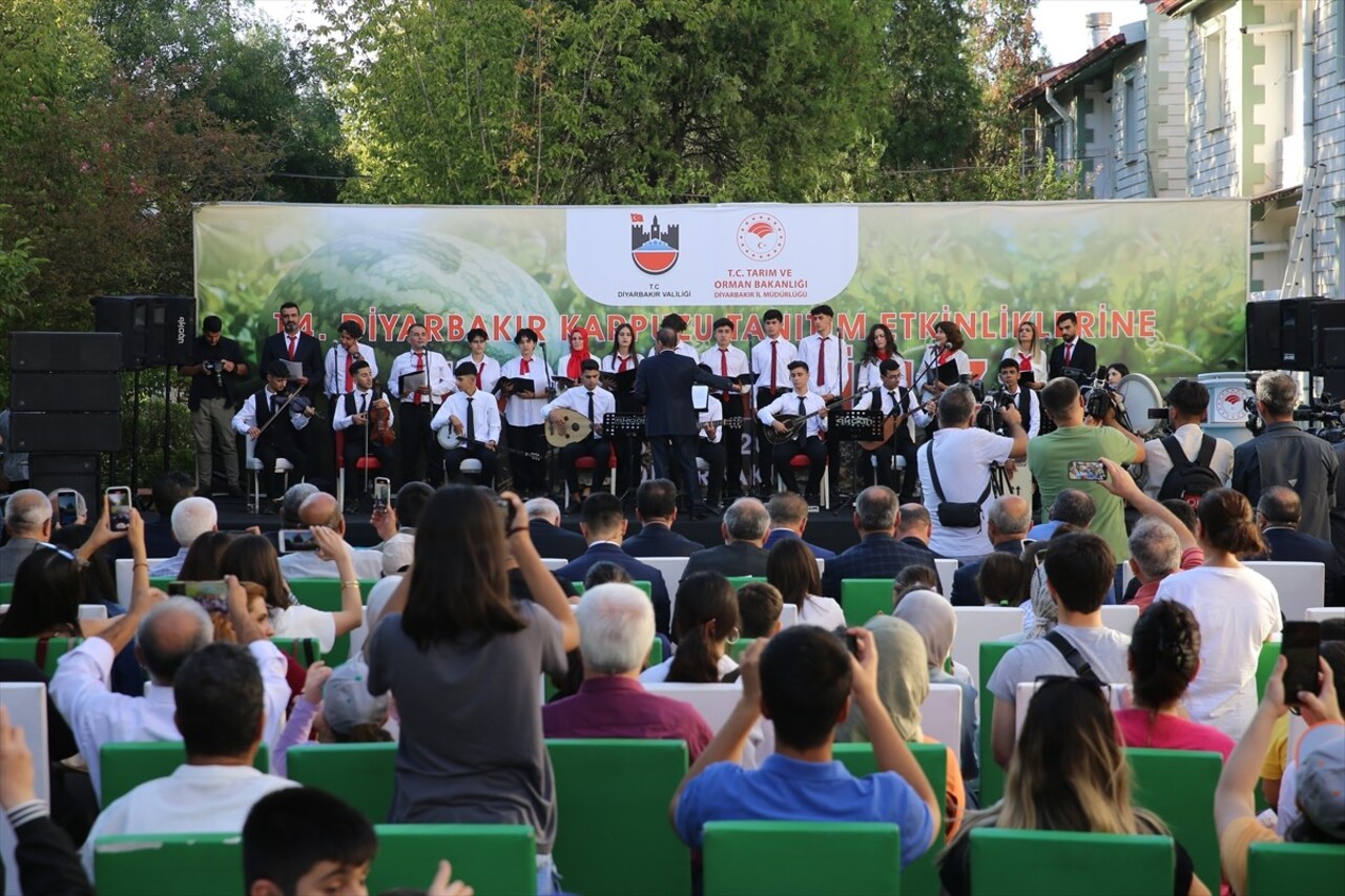 Diyarbakır'da "14. Diyarbakır Karpuzu Tanıtım Etkinlikleri" yapıldı. Karpuz ağırlık yarışmasında...