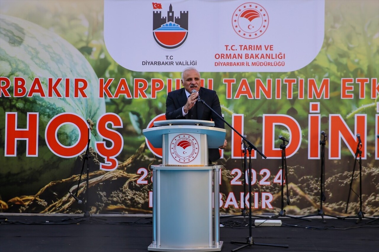 Diyarbakır'da "14. Diyarbakır Karpuzu Tanıtım Etkinlikleri" yapıldı. Karpuz ağırlık yarışmasında...