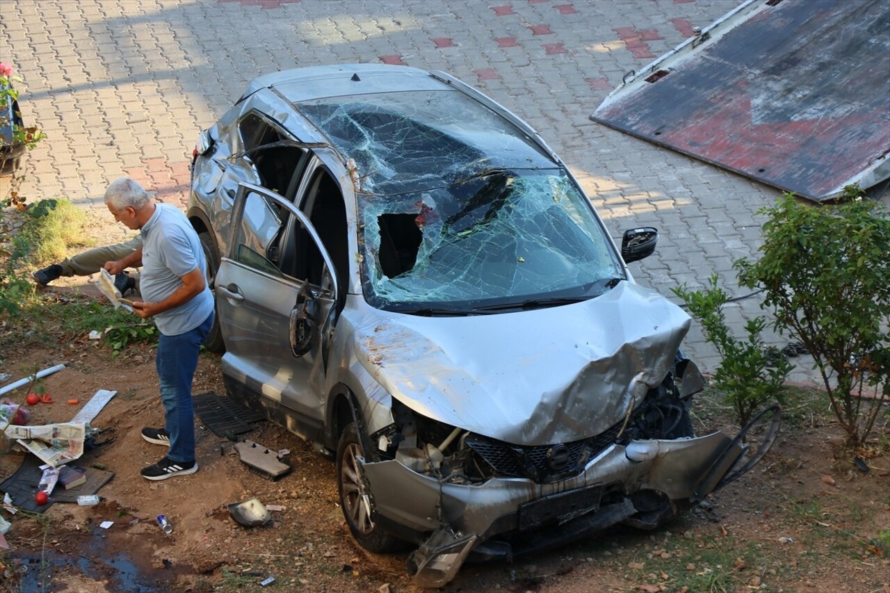 İzmir'in Bornova ilçesinde otomobilin yaklaşık 10 metre yükseklikten apartmanın bahçesine düşmesi...