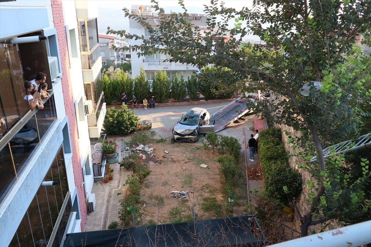 İzmir'in Bornova ilçesinde otomobilin yaklaşık 10 metre yükseklikten apartmanın bahçesine düşmesi...