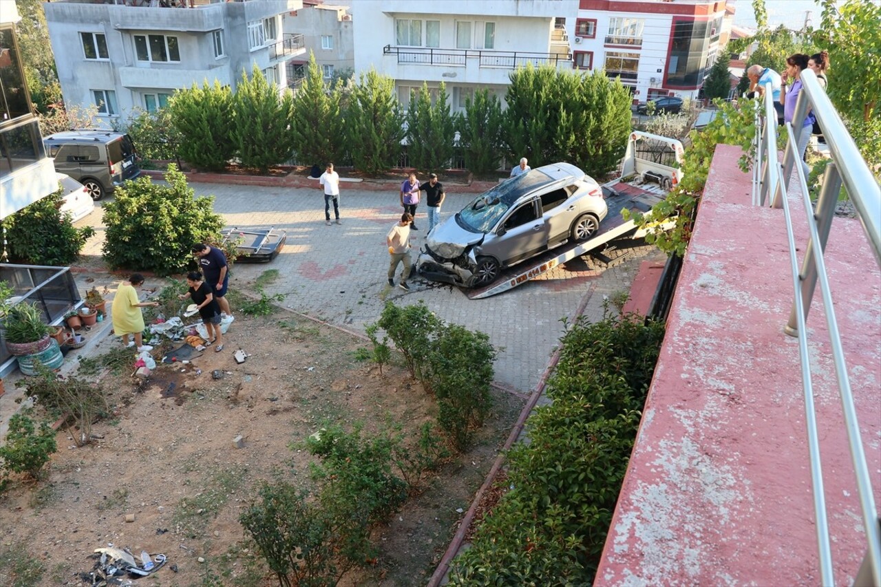 İzmir'in Bornova ilçesinde otomobilin yaklaşık 10 metre yükseklikten apartmanın bahçesine düşmesi...