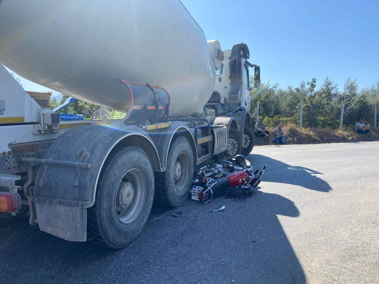 Manisa'nın Salihli ilçesinde beton mikseri ile çarpışan motosikletin sürücüsü kaldırıldığı...